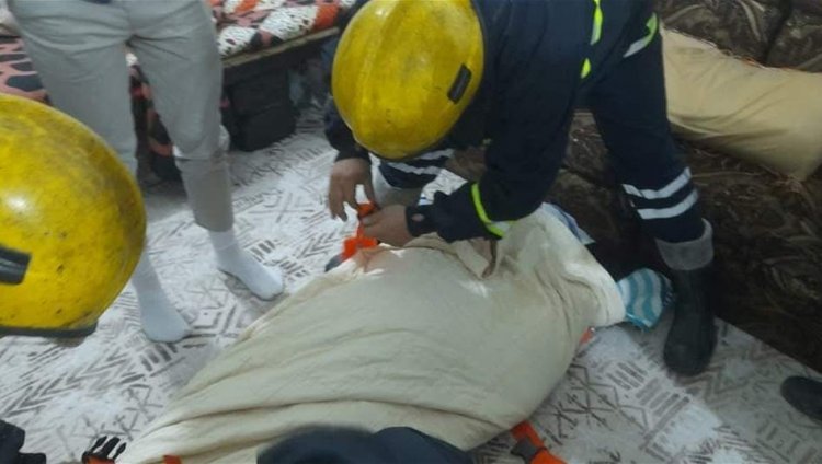 البصرة.. امرأة مسنّة تطلب الدفاع المدني لرفعها الى شقتها بالطابق الثالث (صور)