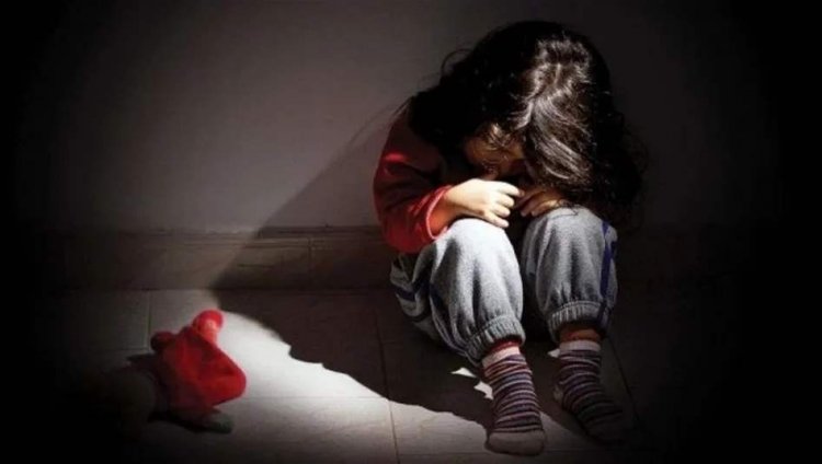 "آثار عض وكدمات".. وفاة طفلة "تحت التعذيب" على يد والدها وزوجته شرقي بغداد