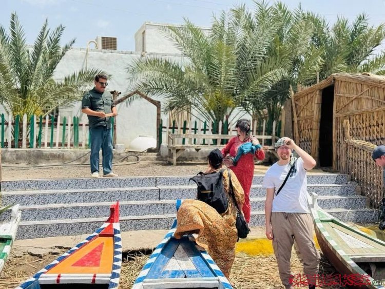 بالصور: السياح الأجانب يواصلون التوافد على أهوار الجبايش وسط أجواء ساحرة في ذي قار